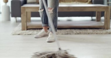 İnsan, bacak ve paspas ya da temizlik zemini temizleme hijyen dezenfeksiyonu, toz bakımı ya da kirli işler için. Ahşap zemin, bakteri ya da mikrop temizleme hizmetleri için ev temizliği, ayak ve ekipman.