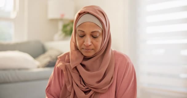 Kur Müslüman Yetişkin Kadın Evde Dua Etmek Huzur Bulmak Dini — Stok video