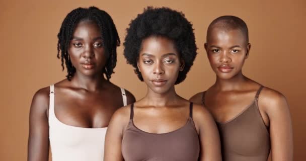 Обличчя Краса Здоров Друзями Чорної Жінки Студії Коричневому Тлі Природної — стокове відео