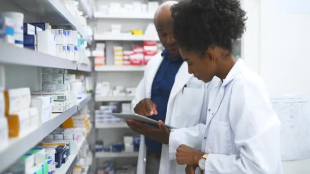 Personnes Noires Pharmacien Comprimé Avec Boîte Sur Étagère Pour Les — Video