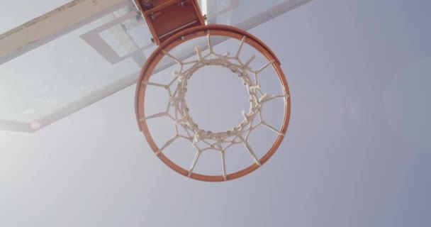 Μπάσκετ Δίχτυ Και Στεφάνι Παρακάτω Στο Γήπεδο Υπαίθριο Πάρκο Μπλε — Αρχείο Βίντεο