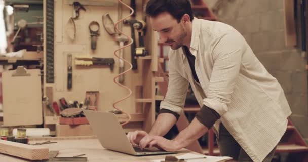 Carpinteiro Digitação Homem Laptop Oficina Para Fabricação Móveis Negócios Inicialização — Vídeo de Stock
