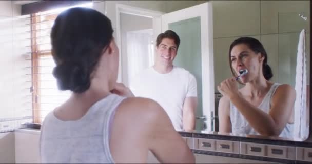 Couple Étreindre Brosser Les Dents Dans Salle Bain Maison Pour — Video
