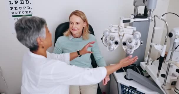 视力检查 视力检查 眼科保健支助或医疗咨询的视光师对病人或快乐妇女进行检查 光学健康度 光学测量设备和视力检查专家 — 图库视频影像