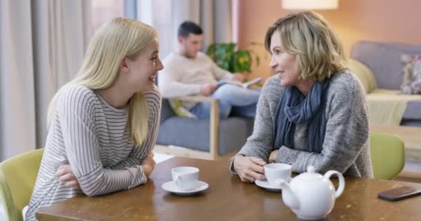 Niespodzianka Kawa Lub Matka Rozmawiająca Kobietą Rozmowie Plotkach Lub Więzi — Wideo stockowe