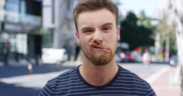 Homem Rosto Tolo Livre Para Emoji Cômico Engraçado Pateta Calçada — Vídeo de Stock