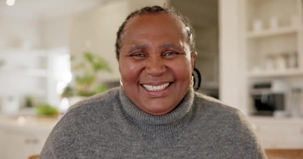 Пожилая Черная Женщина Смеющаяся Счастливое Лицо Положительным Расслабиться Выходные Шутки — стоковое видео