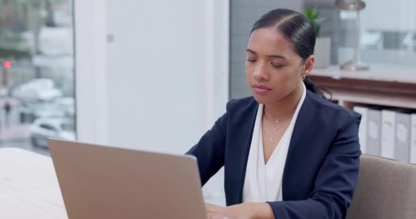 Kadını Dizüstü Bilgisayar Ofis Masasında Evlilik Teklifi Program Iletişim Için — Stok video