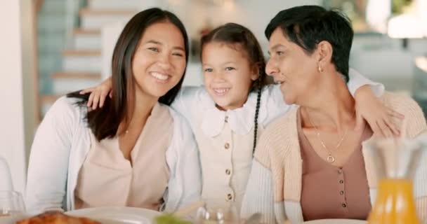 Annenin Yüzü Evde Büyükannesiyle Gülümseme Çocuk Kaynaşıyor Birlikte Eğleniyorlar Kız — Stok video