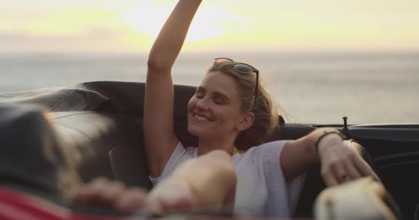 Mulher Viagem Carro Relaxar Pôr Sol Por Mar Carro Com — Vídeo de Stock
