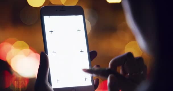 手机屏幕 手卷和模仿在夜间社交媒体 网站信息和搜索在Bokeh 城市具有跟踪标识的移动应用程序 软件和网络空间上的个人或在线用户 — 图库视频影像