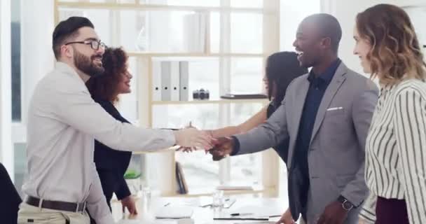 团队精神或业务人员在会议 谈判或B2B协议中握手 握手或一组雇主 为雇员提供成功的 有目标的或合伙的交易机会 — 图库视频影像