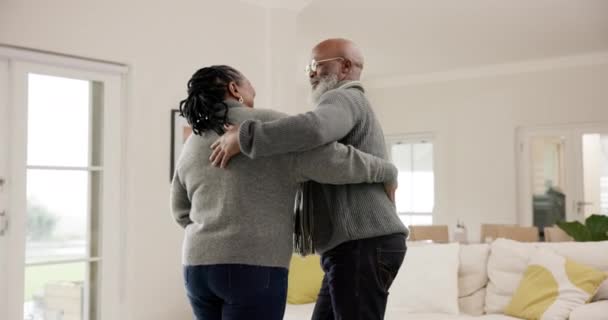 シニアアアフリカのカップルは 自宅で踊り笑い 手を握り コミックメモリと一緒に移動するために笑います 高齢者 黒人女性ダンサー ステップで幸せ 遊び心と愛と結びつく — ストック動画
