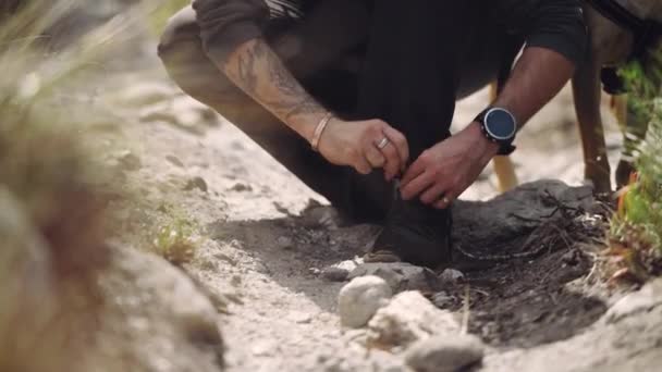 Bacaklar Eller Ayakkabıları Doğada Kumda Bağlar Hazırlık Yürüyüş Için Hazır — Stok video