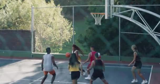 Team Basketbalspelers Schieten Rechtbank Spelen Buiten Met Lichaamsbeweging Hobby Vrienden — Stockvideo