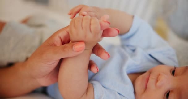 Μητέρα Κρατώντας Χέρι Και Μωρό Για Παιχνίδι Κρεβάτι Και Ανάπτυξη — Αρχείο Βίντεο