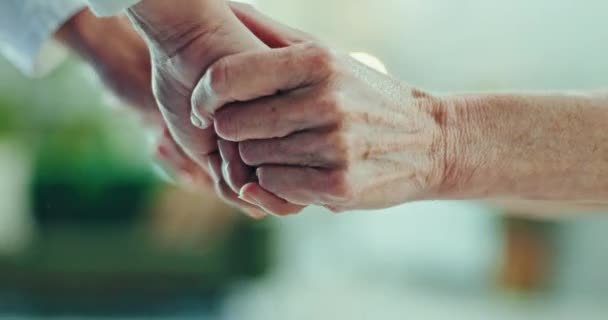 Pflegekraft Seniorin Und Händchenhaltend Für Unterstützung Empathie Und Hoffnung Nach — Stockvideo