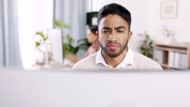 在公司项目的工作中 思考和男人在办公室里做研究 在现代工作场所规划公司报告的沉思 思考和印度男性商业雇员 — 图库视频影像