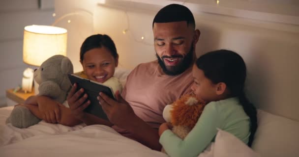Szczęśliwe Dzieci Ojciec Tablet Łóżku Nocy Gier Elearning Edukacyjne Opowiadanie — Wideo stockowe