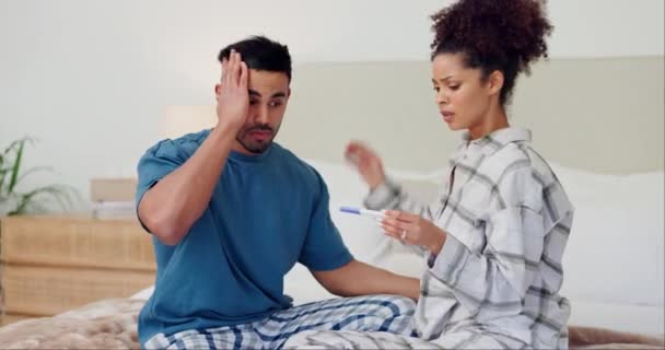 Ζευγάρι Χέρια Και Άγχος Για Αποτέλεσμα Των Εξετάσεων Εγκυμοσύνης Άγχος — Αρχείο Βίντεο
