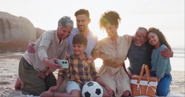 セルフィー 幸せな家族やビーチと一緒に愛 またはサポート 旅行やゲームのための海のピクニックで両親 祖父母 または絆を持つサンセット プロフィール写真や子供たち — ストック動画