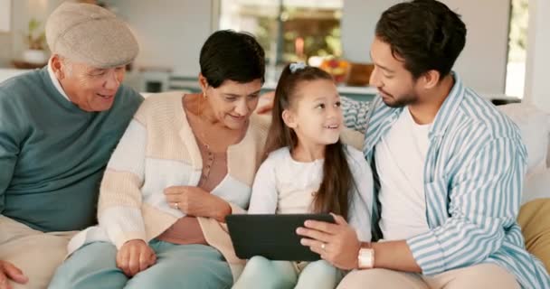 平板电脑和微笑与大家庭在沙发上的流媒体 社交媒体或网站 与父母和孩子一起上网 — 图库视频影像