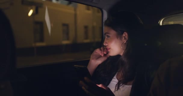 Gece Telefon Şehir Seyahat Iletişim Iletişim Için Taksiye Binen Bir — Stok video