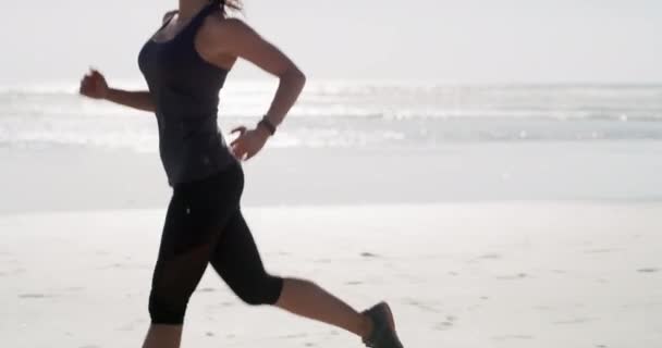 Kobieta Bieganie Ćwiczenia Plaży Dla Cardio Fitness Makieta Sportowcem Oceanie — Wideo stockowe