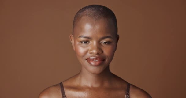 与快乐的黑人女人在工作室里的脸 皮肤护理和美感 因健康而被隔离在褐色背景中 天然秃头人士的粉底化妆品或皮肤科的肖像 美感和微笑 — 图库视频影像