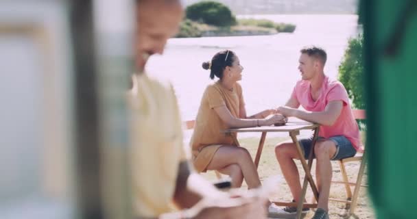 Plaża Kawiarnia Człowiek Smartfonem Pisanie Odkryty Uśmiechem Wakacje Social Media — Wideo stockowe