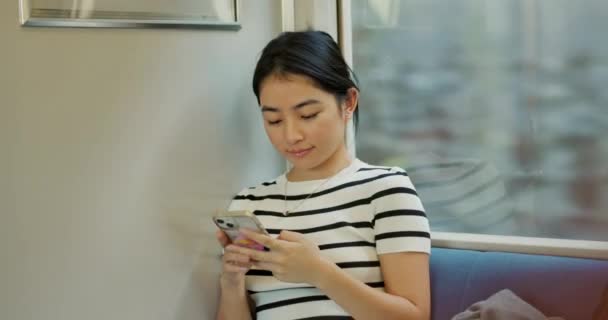 Donna Asiatica Treno Viaggi Con Telefono Comunicazione Pendolarismo Avventura Con — Video Stock
