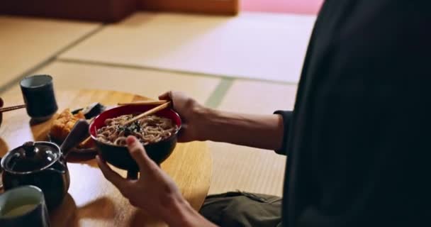 Detailní Záběr Misky Nudlí Rukou Lidí Jídlo Výživu Sushi Hůlkami — Stock video