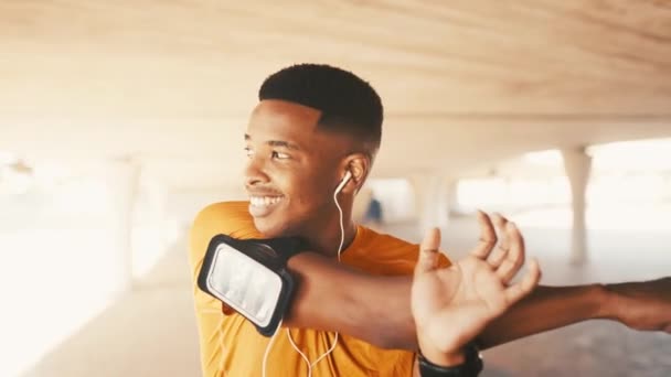 Uomo Nero Braccia Tese Fitness Outdoor Con Auricolari Smartphone Musica — Video Stock