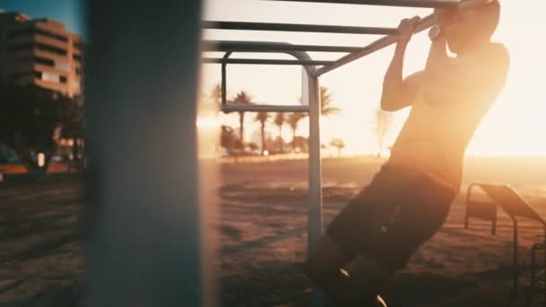 Восход Солнца Силуэт Человек Парке Фитнеса Подтягивание Брусьях Джунглей Тренировки — стоковое видео