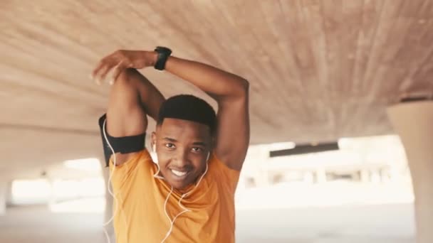 Siyahi Bir Adam Kollarını Uzatıp Dışarıda Müzik Için Kulaklık Takıyor — Stok video