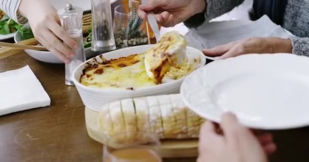 Personas Manos Platos Para Comer Cenar Comer Juntos Mesa Sala — Vídeos de Stock