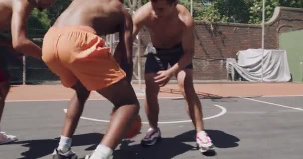Man Vrienden Spelen Basketbalveld Voor Spel Wedstrijd Sport Samen Outdoor — Stockvideo