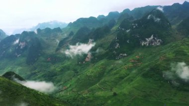 Yeşil dağların, bulutların ve yolculuk geçmişi, turizm yerleri ve keşif veya macera için doğanın insansız hava aracı. Hava manzarası, kırsal yollar ve Vietnam 'daki yürüyüş yolu, Ma Pi Leng Geçidi..