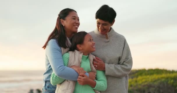 Abuela Mayor Madre Niña Playa Sonrisa Abrazo Con Amor Generaciones — Vídeo de stock