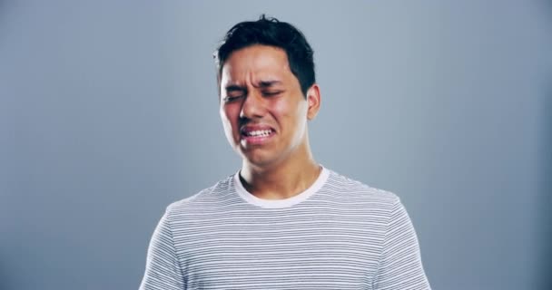 Sorglig Indian Man Och Gråter Studion För Depression Kris Och — Stockvideo