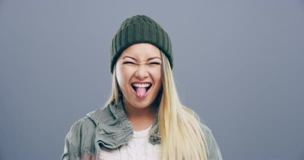 Özgürlük Enerji Emoji Için Gri Arkaplan Üzerinde Taş Işareti Kadın Telifsiz Stok Video