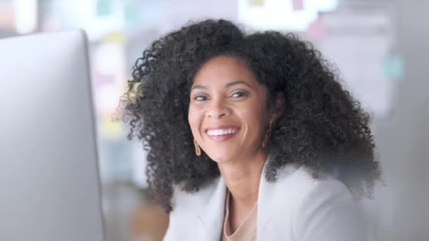 Kadın Girişimci Bilgisayarının Başında Otururken Gülümseyip Mutlu Görünüyor Yeni Işine — Stok video