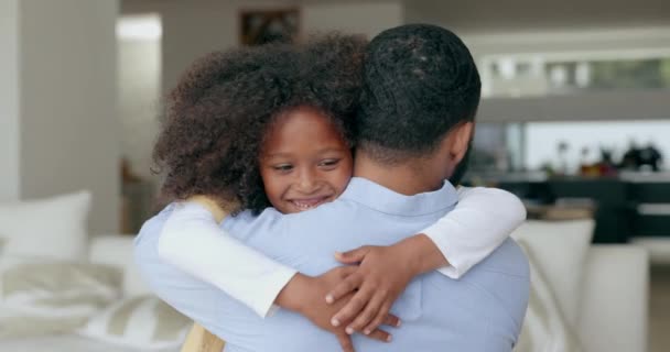 爱或自豪地拥抱家中的孩子或父亲 因为他们在幸福的家庭里结合在一起 与爸爸一起在客厅里寻求支持 团结或照顾的舒适 放松或生小孩的男孩儿 — 图库视频影像