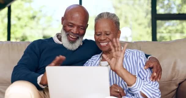 Laptop Panggilan Video Dan Pasangan Kulit Hitam Senior Sofa Melambaikan — Stok Video