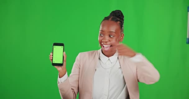 Pantalla Verde Pulgares Hacia Arriba Mujer Negra Con Teléfono Para — Vídeo de stock
