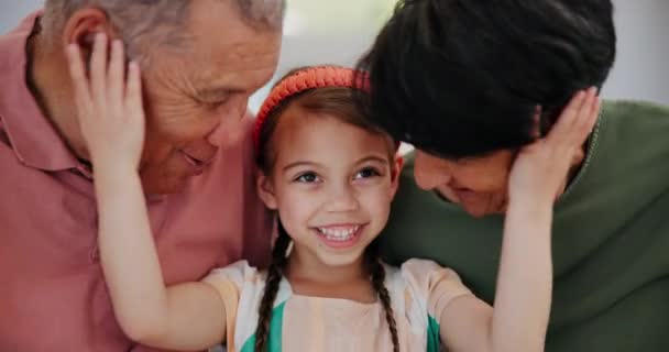 Glad Kärlek Och Mor Och Farföräldrar Med Barn Soffa Vardagsrummet — Stockvideo