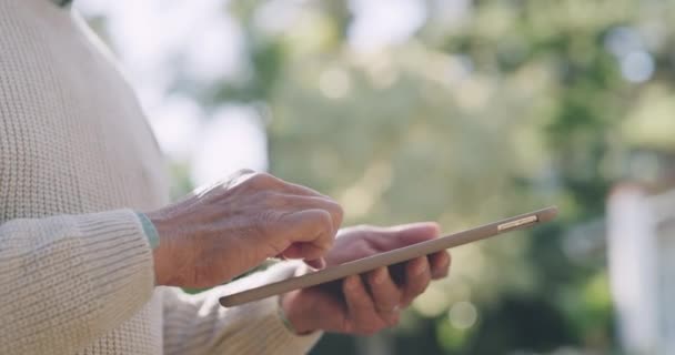 Pessoa Navegando Tablet Natureza Digitando Uma Mensagem Texto Rolando Nas — Vídeo de Stock
