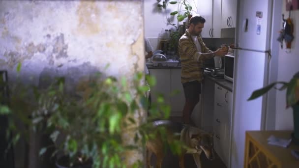 Μαγείρεμα Καθάρισμα Και Φίλοι Στην Κουζίνα Του Σπιτιού Τους Για — Αρχείο Βίντεο