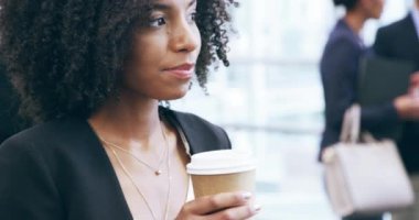 Kahve, kadın ya da seminerde içmek, iş ya da ara vermek, dinlenmek ya da düşünmek. Modern bir ofiste, binada veya şirket konferansında çay içen profesyonel, siyahi ya da çalışanı.