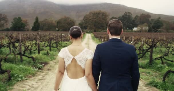 Para Trzymanie Się Ręce Chodzenie Drodze Ślub Miłość Lub Wsparcie — Wideo stockowe